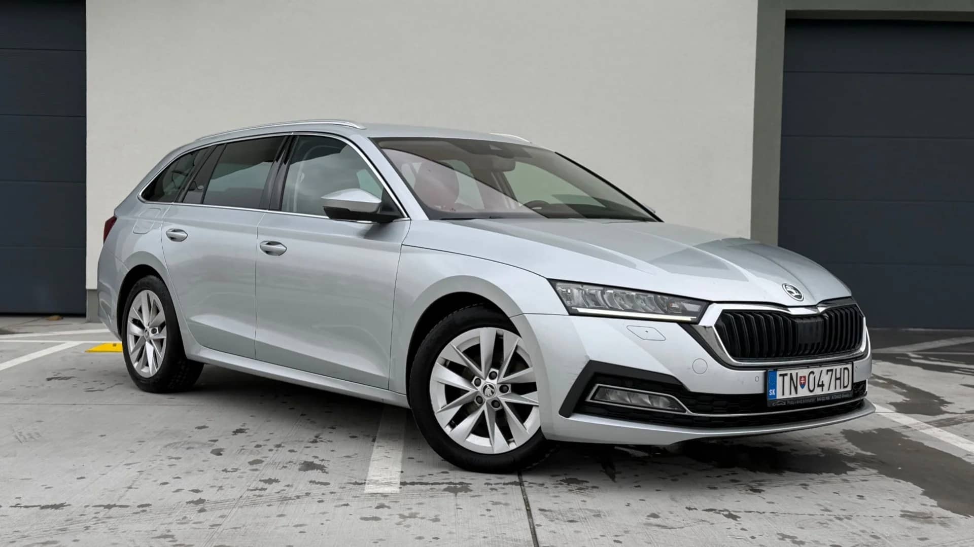 Škoda Octavia 2021 - Kliknutím zobrazíte detail vozidla Škoda Octavia 2021 petrol - Náhľad prémiového vozidla v BlackRent autopožičovni na Slovensku za 33,00€/deň