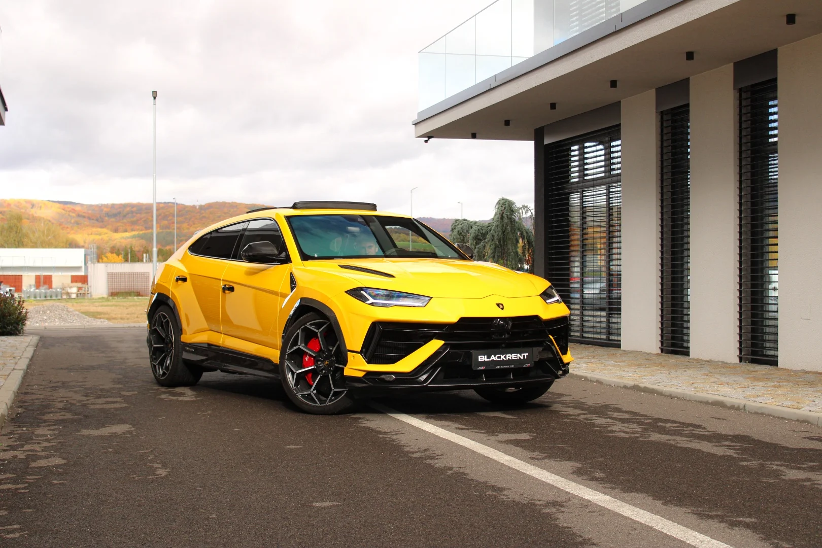 Lamborghini Urus 2024 - Kliknutím zobrazíte detail vozidla Lamborghini Urus 2024 petrol - Prenájom prémiového vozidla v BlackRent autopožičovni na Slovensku za 490,00€/deň