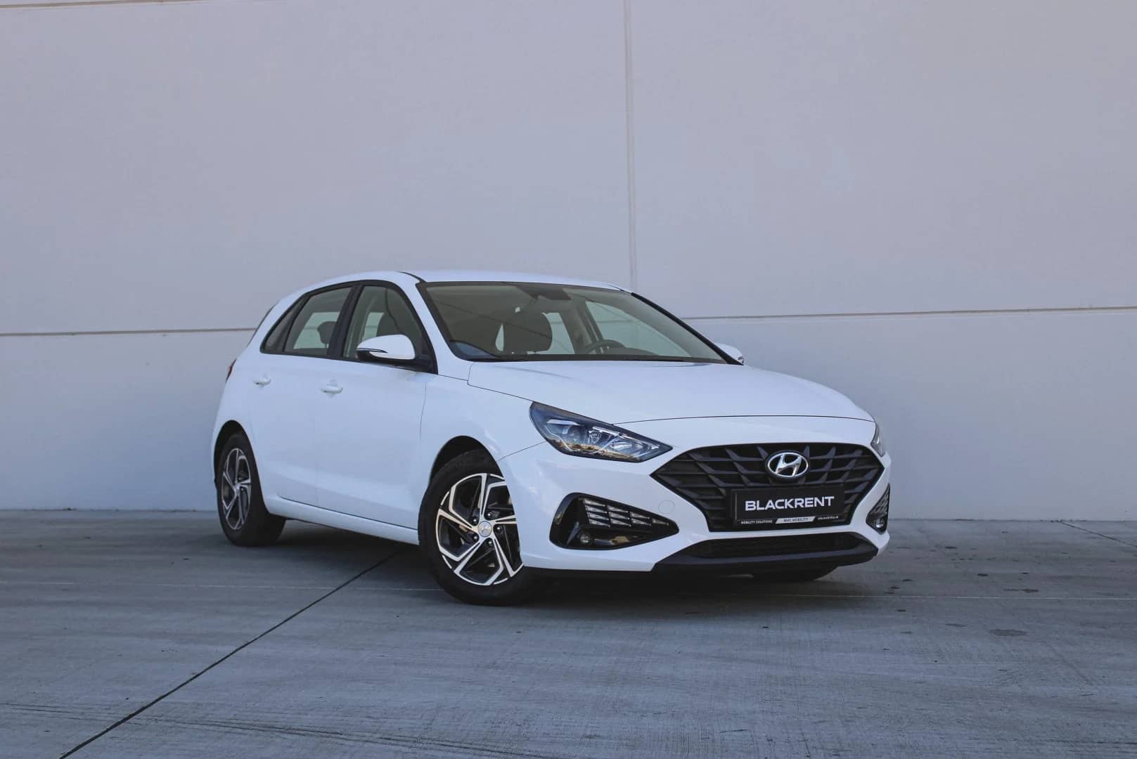 Hyundai i30 2022 - Kliknutím zobrazíte detail vozidla Hyundai i30 2022 petrol - Náhľad prémiového vozidla v BlackRent autopožičovni na Slovensku za 20,00€/deň