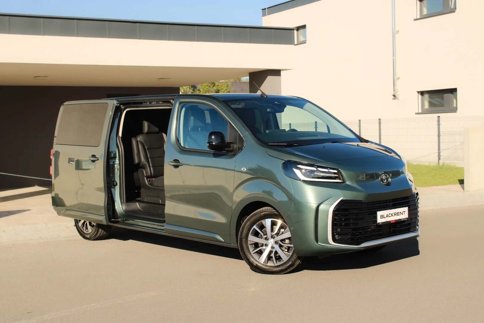 Toyota Proace 2024 - Kliknutím zobrazíte detail vozidla Toyota Proace 2024 diesel - Prenájom prémiového vozidla v BlackRent autopožičovni na Slovensku za 65,00€/deň
